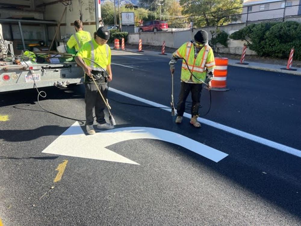 Thermoplastic road turn indicator installation